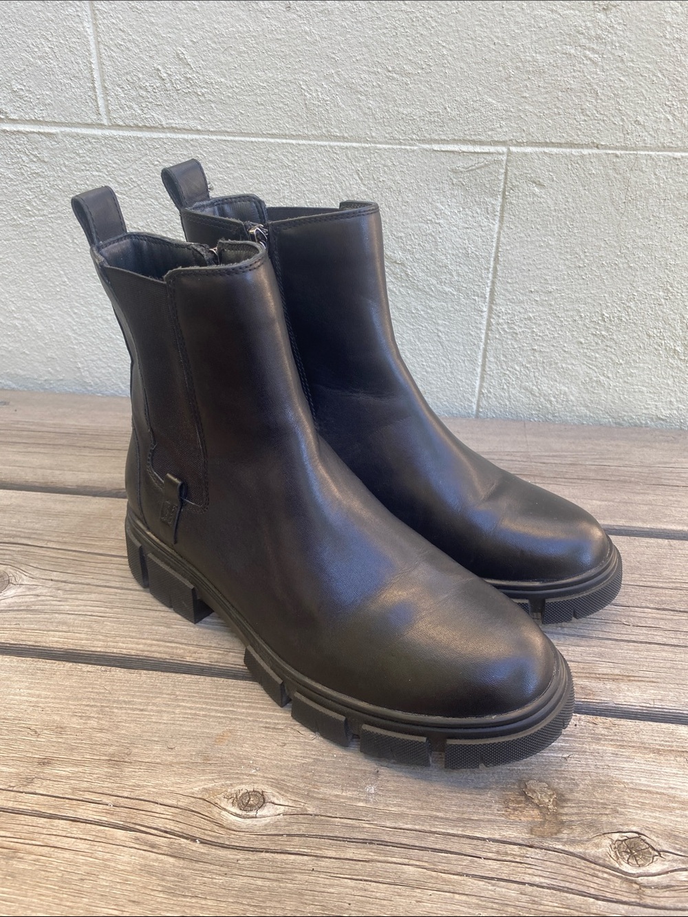 Blondo Penny Chelsea Leather Lug Boot Size 8.5 Side Zipper Waterproof Like New